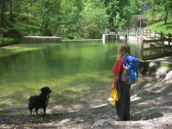 Josefina und Fee am kleinen Stausee