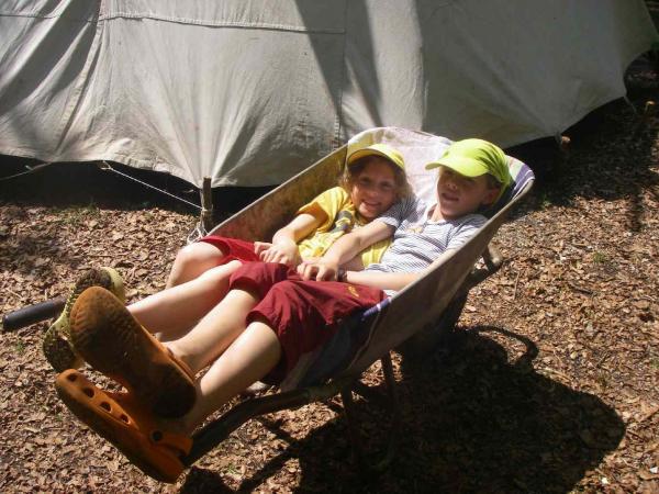 Lena und Priska im Schubkarren