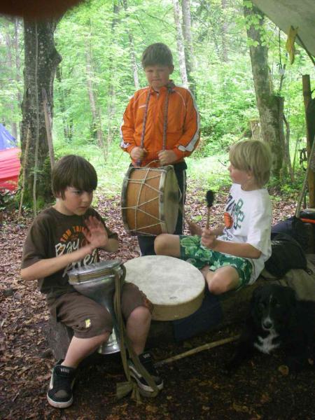 Luca, Anton und Kevin beim Trommeln