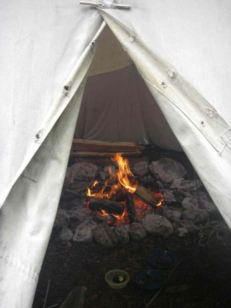 Feuer im Tipi brennt weiter