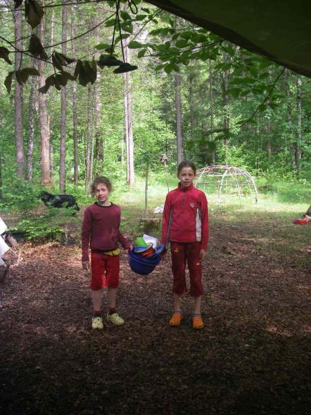 Lena und Priska kommen vom Abwaschen