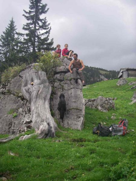 Fee erklimmt den Felsen