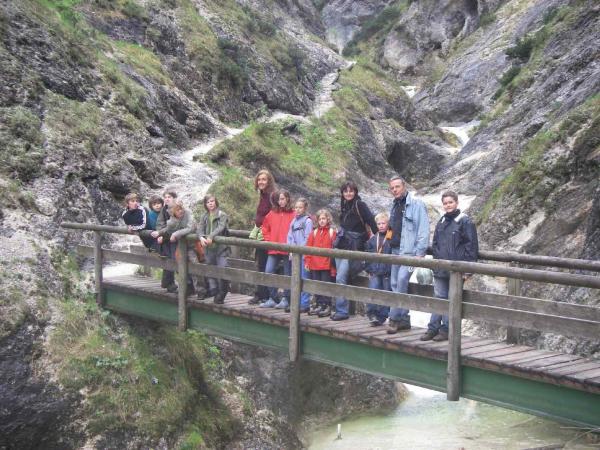 Gruppenbild auf der Brücke, einmal mit Horst...