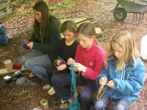 Die Mädels knüpfen Traumfänger