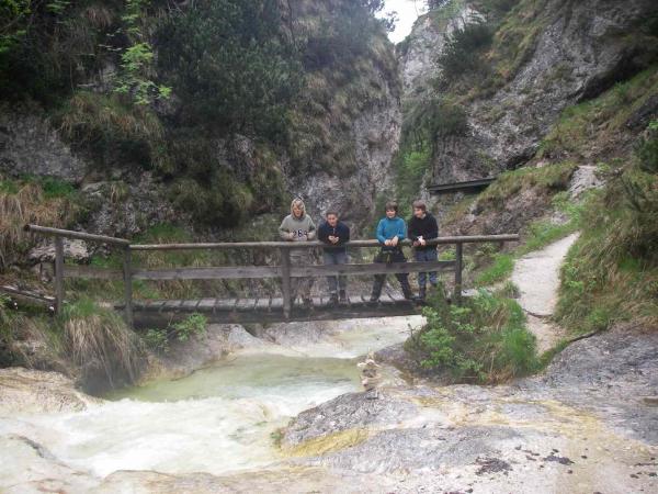 Die Jungs auf der Brücke beobachten ihre selbstgebauten Schifferl