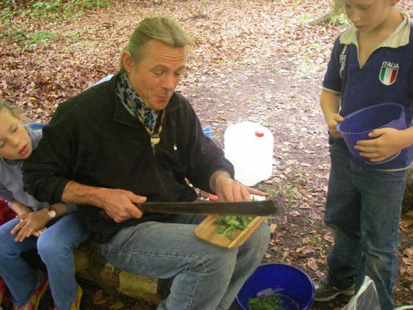 Horst hackt die gesammelten Wildkräuter