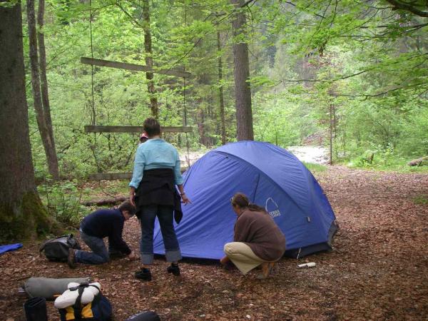 Die ersten Zelte werden aufgebaut