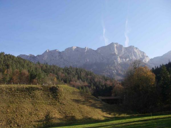 ...zu Füßen der steilen Felswände der Reiteralm