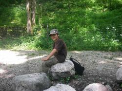 Luca bei den großen Steinen am Stausee