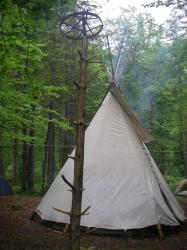 Maibaum mit Tipi