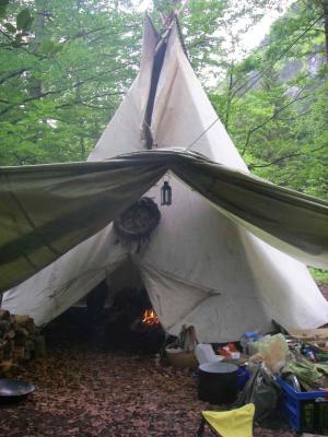 und auch im Tipi ein Feuer angezündet