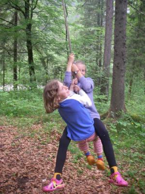 Priska und Lena haben Spaß beim Schaukeln